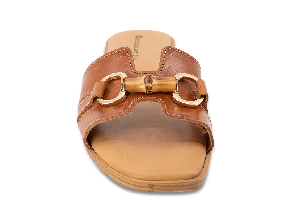 view of the upper, the bamboo toggle and the toe shape from the front