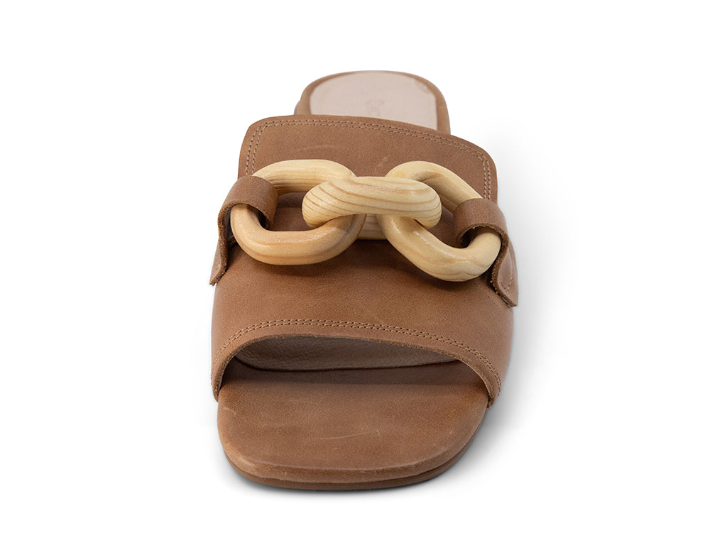 Bell_Camel Leather_buckle and toe area view