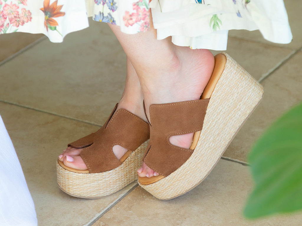 Jamie platform sandal in cinnamon suede on a model