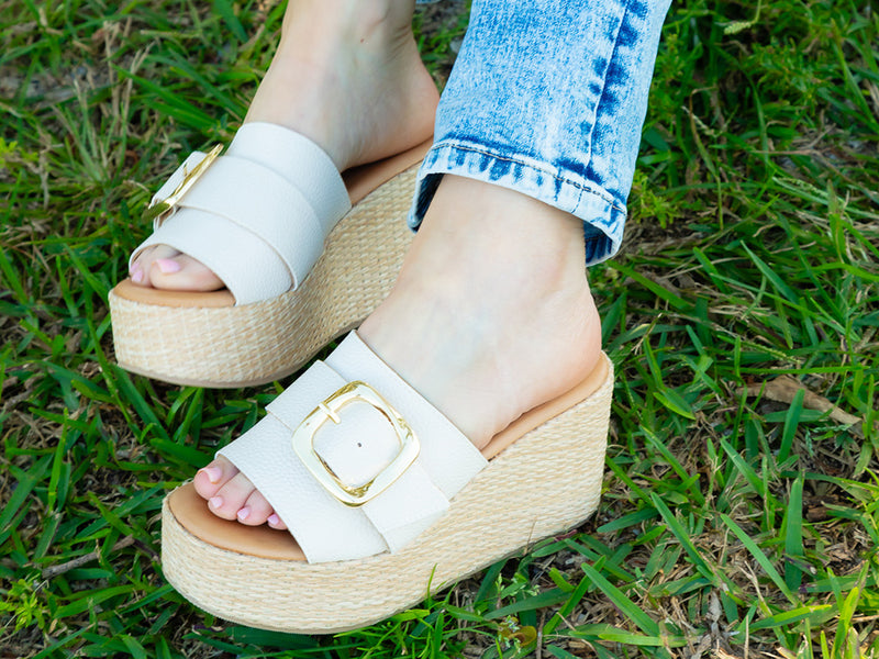 Jana platdorm slide sandal on a model